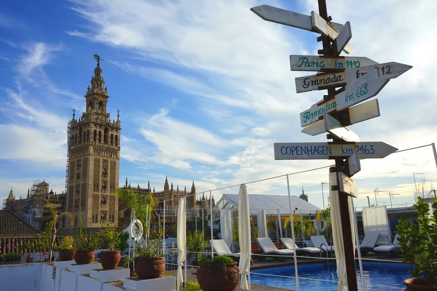 Dakterras met zwembad in Sevilla