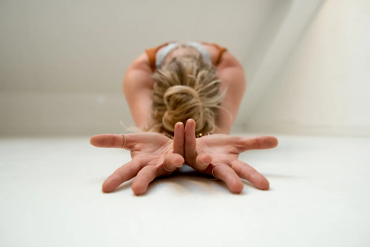 Handen in een yogahouding