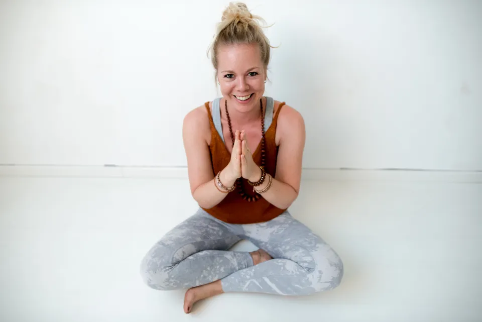 Sarah Bierens tijdens yoga