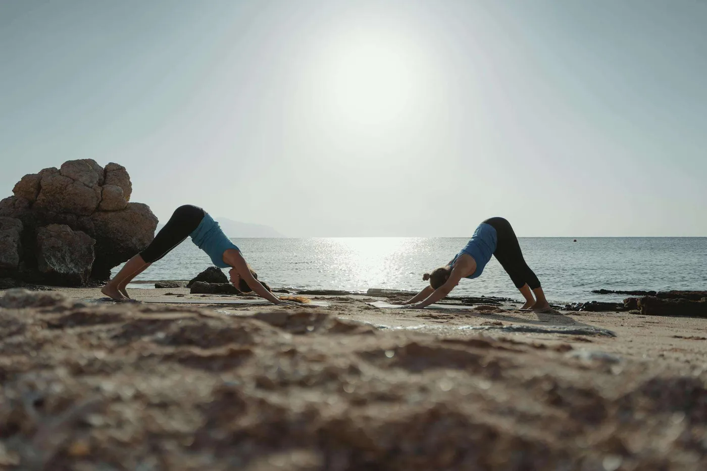 Yoga op het strand tijdens een reis
