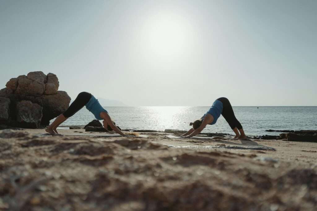 Fit op reis: yoga kan overal zoals op het strand